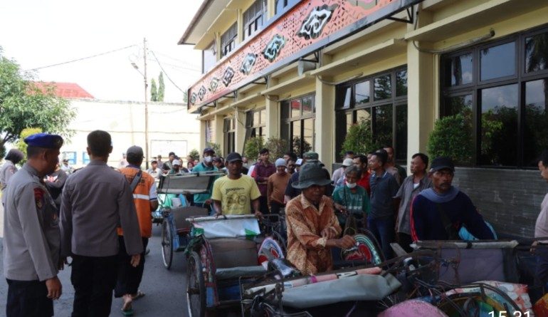 Polresta Cirebon dan HDCI Salurkan Ratusan Paket Bantuan Sembako kepada Masyarakat