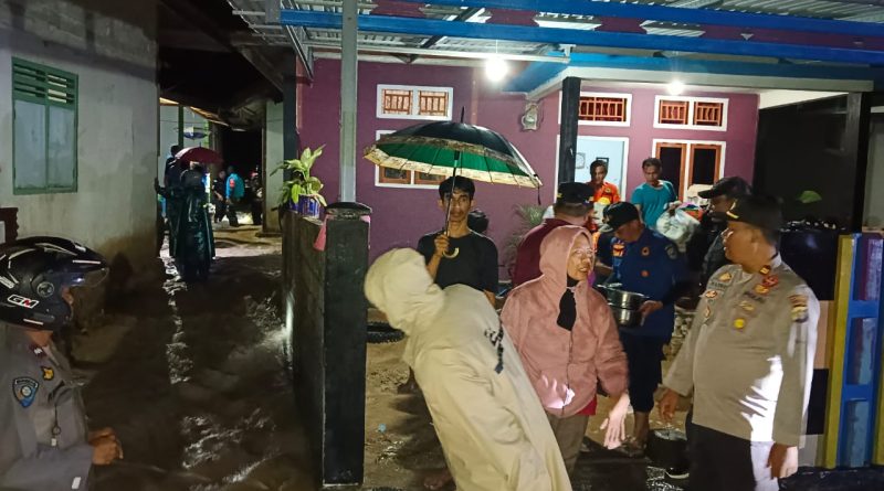 Polres Morowali Bersama  BPBD Morowali Turun Langsung  DiLokasi Banjir Dan Bantu Korban Banjir