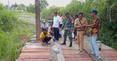 Gotong Royong Bersama Masyarakat, Babinsa Koramil 1311-08/Soyo Jaya  Perbaiki Jembatan Penghubung