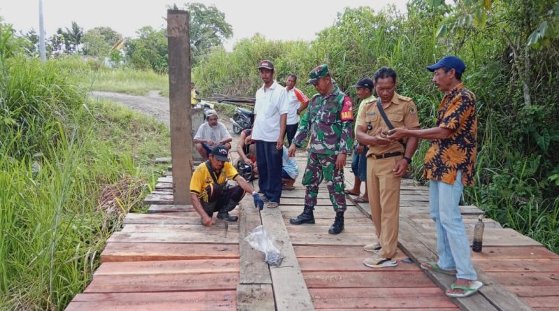 Gotong Royong Bersama Masyarakat, Babinsa Koramil 1311-08/Soyo Jaya  Perbaiki Jembatan Penghubung