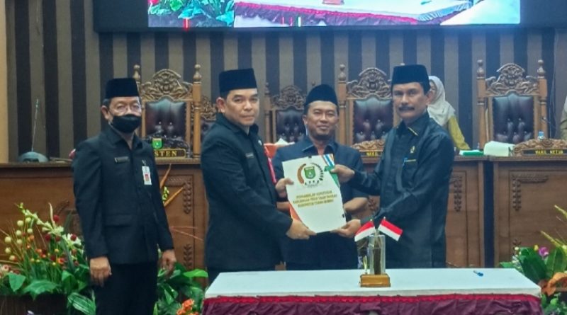 **Rapat Paripurna DPRD Tanah Bumbu Setujui 2 Raperda untuk Dijadikan Peraturan Daerah**