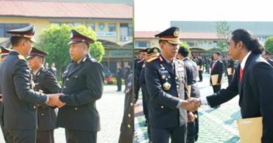 **Polda Kalsel Beri Penghargaan pada Dua Polisi Berani yang Tangkap Pelaku Pembunuhan Buron**