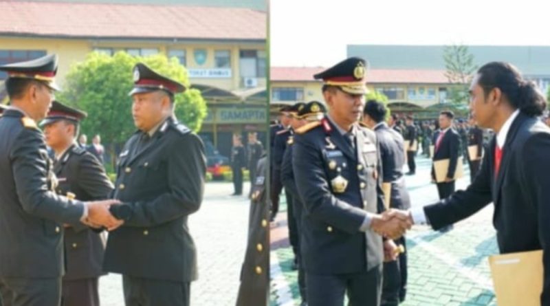 **Polda Kalsel Beri Penghargaan pada Dua Polisi Berani yang Tangkap Pelaku Pembunuhan Buron**