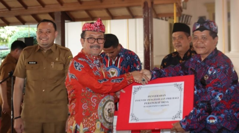 Bupati Imron Serahkan Secara Simbolis Insentif Pengelolaan PBB untuk Kuwu hingga Perangkat Desa