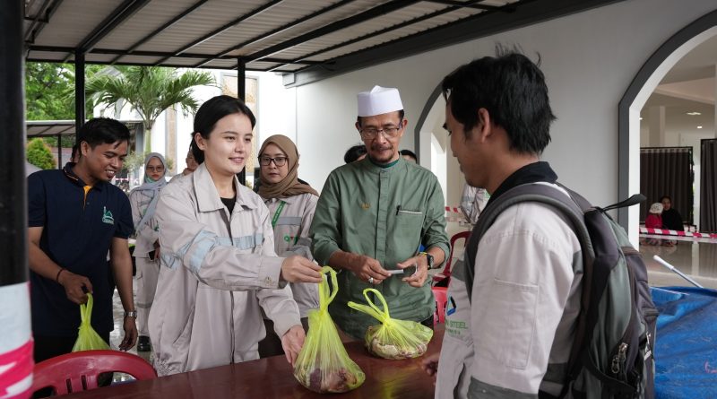 Karyawan Non Muslim Dan TKA  PT IMIP  jadi Panitia Pembagian Qurban