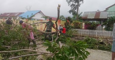 Babinsa 1311-08/Soyo Jaya Bersama Masyarakat Desa Bau Kerja Bakti