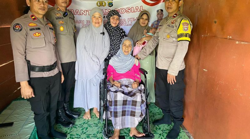 Kapolres Morowali Serahkan Bantuan Kursi Roda Kepada Masyarakat Penderita Lumpuh.