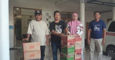 * Kepala BPN Tanah Bumbu Tunjukkan Kepedulian dengan Serahkan Bantuan kepada Korban Banjir di Kecamatan Satui*