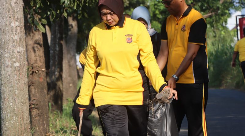 Polresta Cirebon Gelar Jum’at Sehat dan Bakti Sosial Bersih Lingkungan Serentak