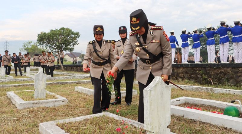 Kapolresta Cirebon Pimpin Ziarah dan Tabur Bunga di TMP Gegunung Dalam Peringatan Hari Bhayangkara ke-78