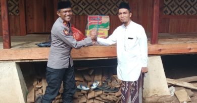 Kapolsek Cirinten Berikan Bantuan Sembako untuk Ponpes Asy-syahadatin Bani Ali Dari Kapolres Lebak