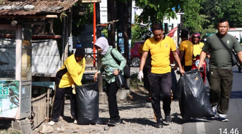 Peringati Hari Bhayangkara ke-78, Kapolresta Bersama Forkopimda Kabupaten Cirebon Gelar Olahraga Bersama dan Aksi Pungut Sampah