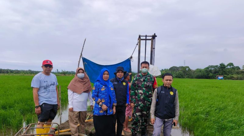 Babinsa Koramil 1311-01/Bungku Tengah: Pendampingan dan Monitoring Pemasangan Sumur Bor Dan Pompanisasi Untuk Sawah Tadah Hujan