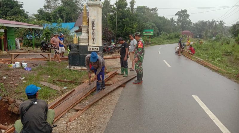 Babinsa  Bersama Masyarakat Desa Dolupo  Kerja Bakti Persiapan Kampung Pancasila.