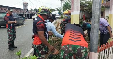 Babinsa  Bersama Pemerintah Desa Kerja Bakti Siapkan Kampung Pancasila di Desa Lembontonara