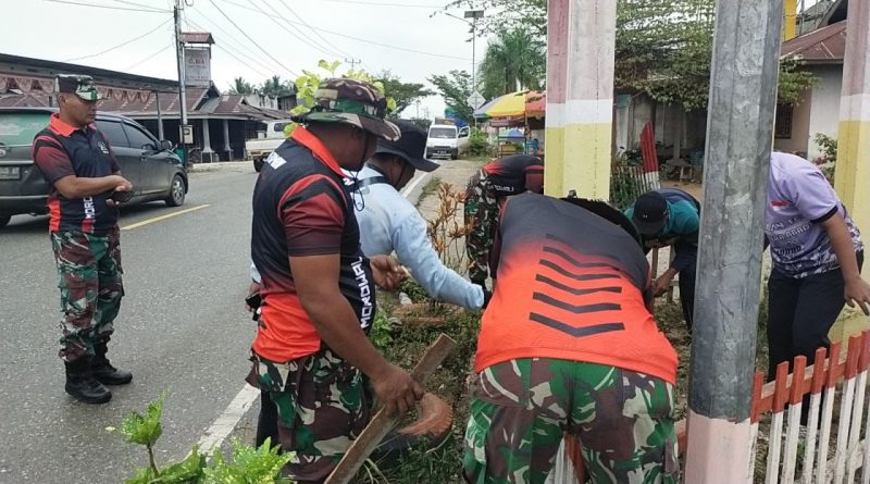 Babinsa  Bersama Pemerintah Desa Kerja Bakti Siapkan Kampung Pancasila di Desa Lembontonara