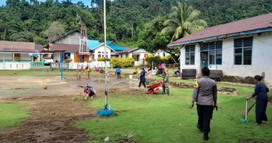 Anggota Koramil 1311-07/Menui Kepulauan Dan Babinkamtibmas Bersama Masyarakat Gelar Kerja Bakti Bersama