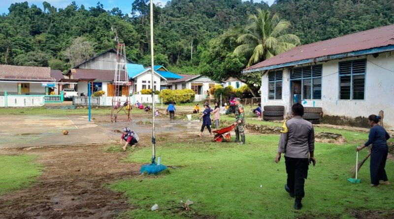 Anggota Koramil 1311-07/Menui Kepulauan Dan Babinkamtibmas Bersama Masyarakat Gelar Kerja Bakti Bersama