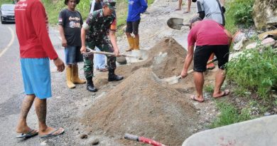 Siapkan Kampung Pancasila Desa Korolaki Babinsa Koramil 1311-03/Petasia Bersama Masyarakat Kerja Bakti