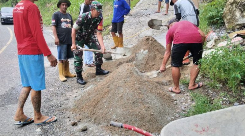 Siapkan Kampung Pancasila Desa Korolaki Babinsa Koramil 1311-03/Petasia Bersama Masyarakat Kerja Bakti