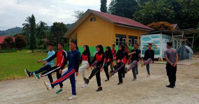 Bhabinkamtibmas Polres Morowali Latih calon Paskibraka Kecamatan Bungku Pesisir