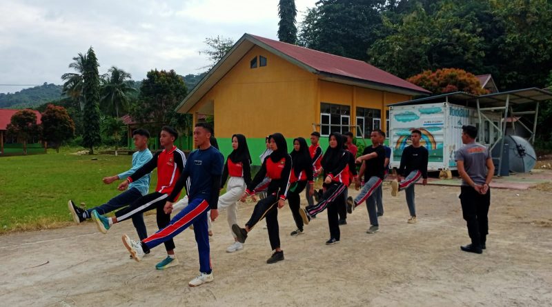 Bhabinkamtibmas Polres Morowali Latih calon Paskibraka Kecamatan Bungku Pesisir