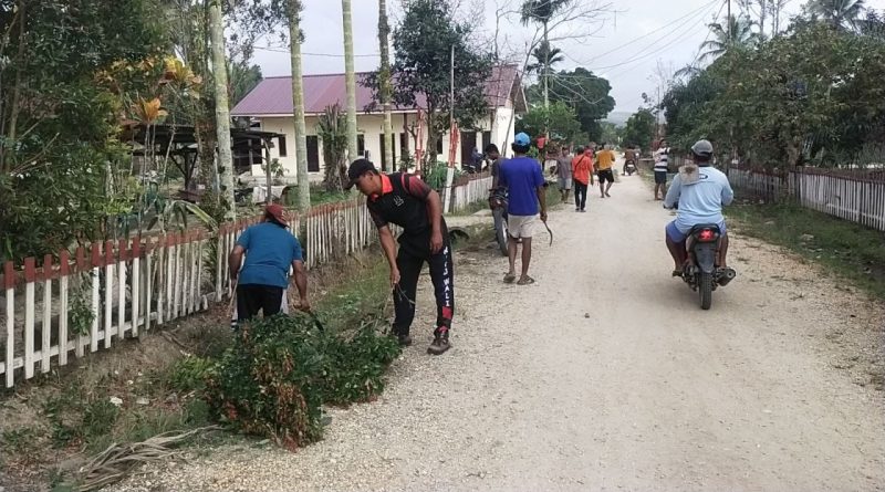 Persiapan Penilaian Kampung Pancasila Desa Lembontonara, Personil Koramil 1311-05/Mori Atas Bersama Polsek Dan Masyarakat Melaksanakan Kerja Bakti Umum