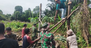 Koptu Arham Gotong Royong Bersama Santri Membangun Mess