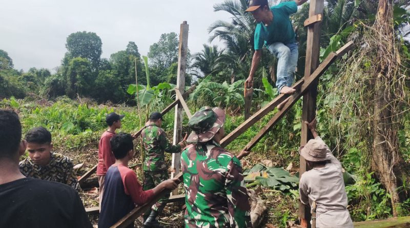 Koptu Arham Gotong Royong Bersama Santri Membangun Mess