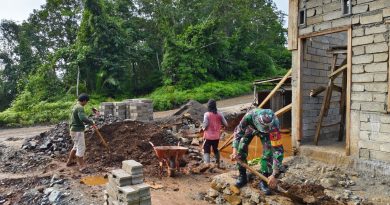 Gotong Royong Bersama Babinsa Koramil 1311-04/Lembo, Pembuatan Rumah Salah Satu Warga Desa Korowalelo