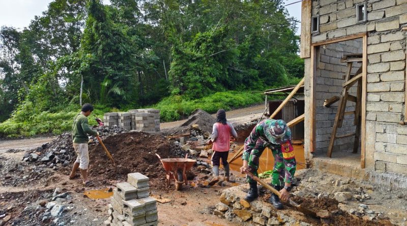 Gotong Royong Bersama Babinsa Koramil 1311-04/Lembo, Pembuatan Rumah Salah Satu Warga Desa Korowalelo