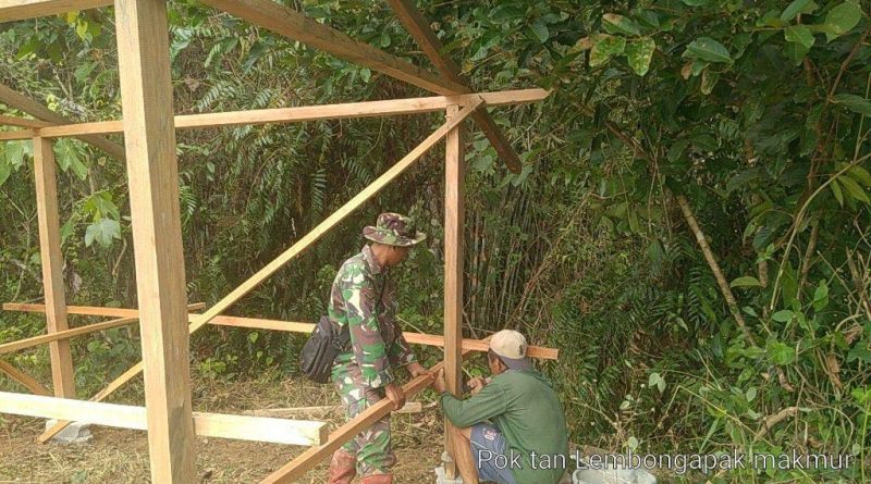 Serda Agus Riadi  Aktif Membantu Masyarakat Dalam Pembuatan tempat Penyimpanan Mesin Pompa Air