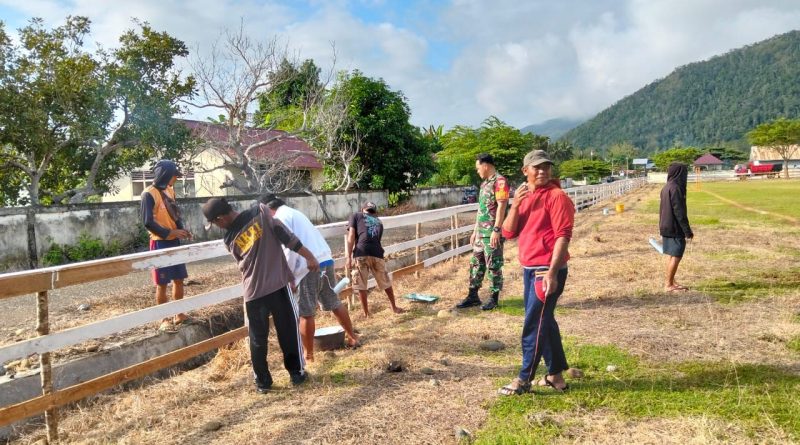 Promosikan Lingkungan Dan Semangat Kebersamaan, Babinsa Dan  Masyarakat Kerja Bakti  Bersihkan Lapangan