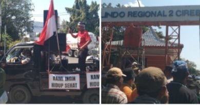 Ratusan Warga Rw 01 Pesisir Selatan Geruduk dan Blokade Pintu Masuk Juga Keluar Pelabuhan Cirebon 