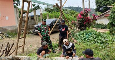 Babinsa Bersama Masyarakat Bangun Rumah di Desa Peboa Kabupaten Morowali Utara