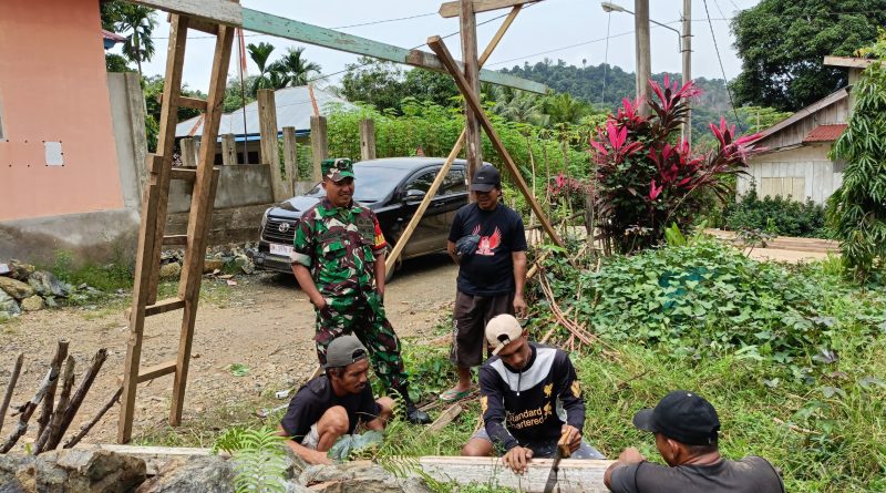 Babinsa Bersama Masyarakat Bangun Rumah di Desa Peboa Kabupaten Morowali Utara