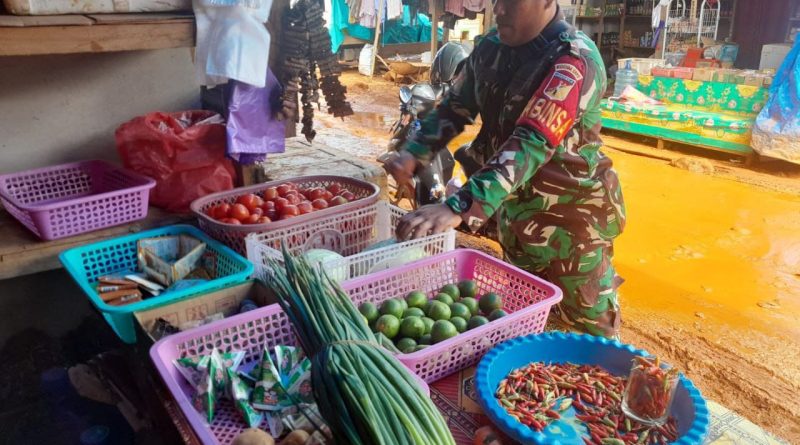 Koramil 1311-07/Menui Kepulauan Kopda Andisi Pantau Harga Sembako Di Pasar Tradisional