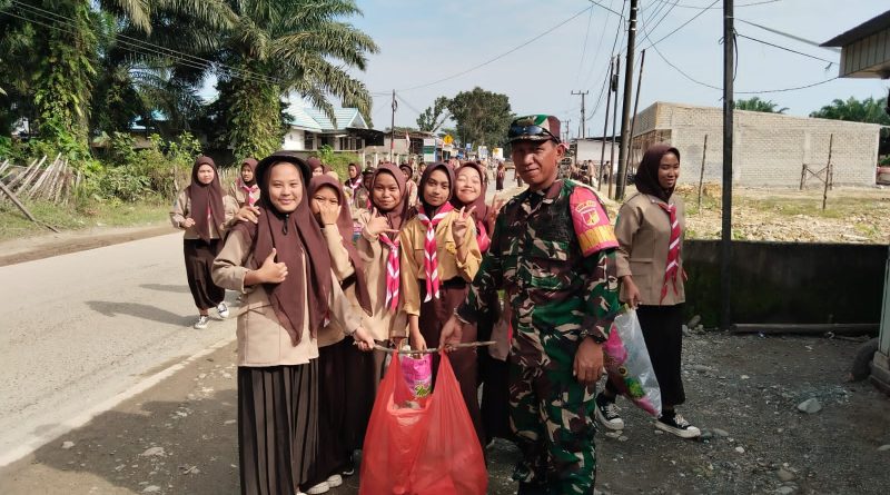 Babinsa Bersama Siswa/i Pramuka  Menyelenggarakan  Bakti Sosial Memperbaiki Dan Merawat Fasiltas Umum