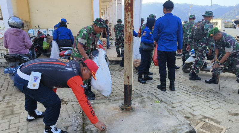 Menyambut HUT RI Ke-79 Babinsa Bersama Masyarakat Bersihkan Lingkungan Dan Perbaiki Fasiltas Umum