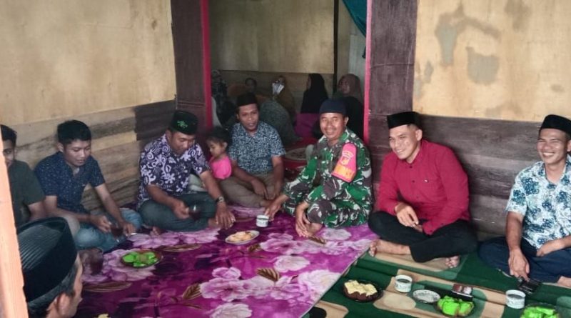 Upaya Mempererat Hubungan Antara TNI Dan Masyarakat Serka Ramli Lakukan Komsos Sekaligus Hadiri Undangan Warga