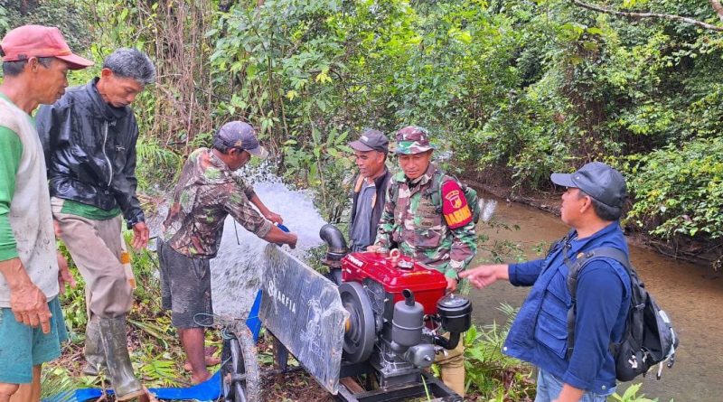 Tingkatkan Produktivitas Pertanian,Babinsa Terjun Langsung Bantu Kelompok Tani Pasang Pompa Air