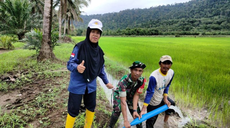 Optimalkan Irigasi Pertanian Kopda Kaharuddin Laksanakan Pendampingan Pompanisasi Air