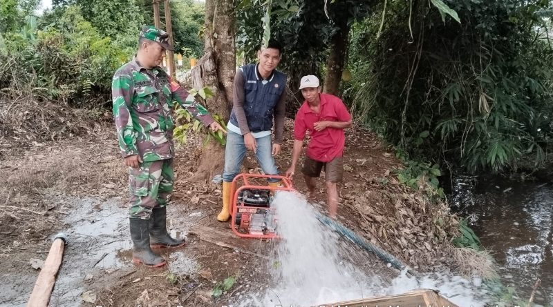 Tingkatkan Produktivitas Pertanian Babinsa Dorong Petani Dalam Program Pompanisasi Air Desa Mandula