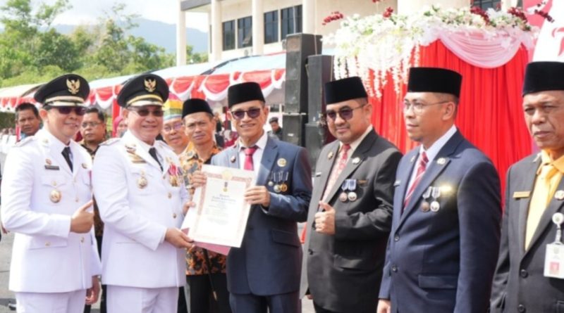 Penghargaan Bergengsi untuk Pengabdian Puluhan Tahun, Sekda dan Pejabat Kotabaru Terima Satya Lencana Karya Satya