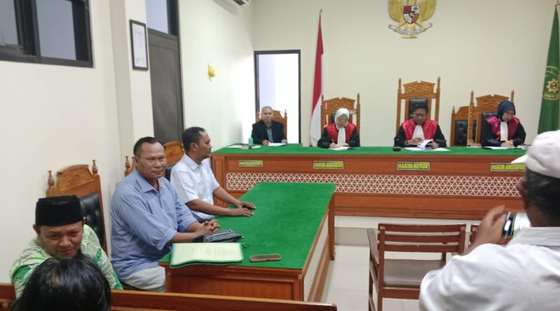 Kuwu Desa Ambulu Dua Periode Dituntut Mundur dan Berujung ke Meja Hijau 