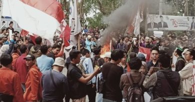 Negosiasi Alot, Pengunjuk Rasa dari Aliansi BEM se-Purwakarta Akhirnya Diterima Ketua Sementara DPRD dan Perwakilan Fraksi