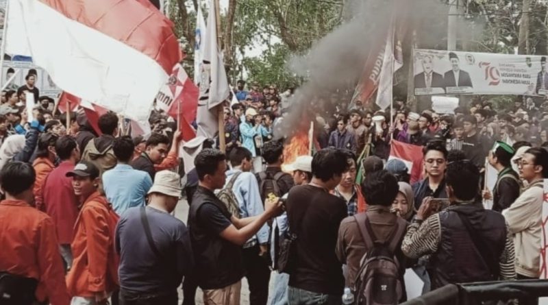 Negosiasi Alot, Pengunjuk Rasa dari Aliansi BEM se-Purwakarta Akhirnya Diterima Ketua Sementara DPRD dan Perwakilan Fraksi