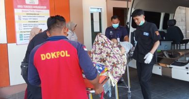 Ambulans Dokkes Polresta Cirebon Bantu Rujuk Warga Sidawangi ke RSUD Waled