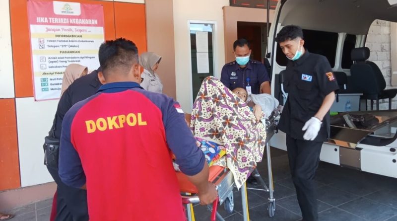 Ambulans Dokkes Polresta Cirebon Bantu Rujuk Warga Sidawangi ke RSUD Waled