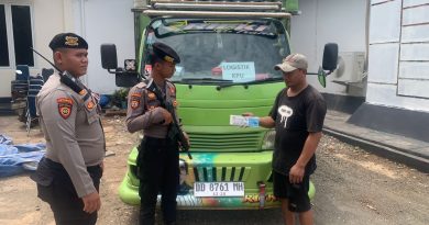 Polres Morowali Kawal Distribusi Logistik Pilkada Tahap 1 Berupa Bilik Pemungutan Suara